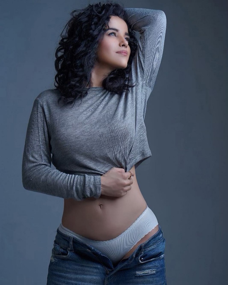 Pia Bajpai sexy look