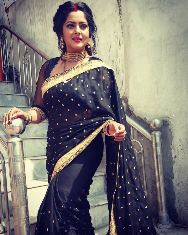 Anjana Singh looks hot in Saree