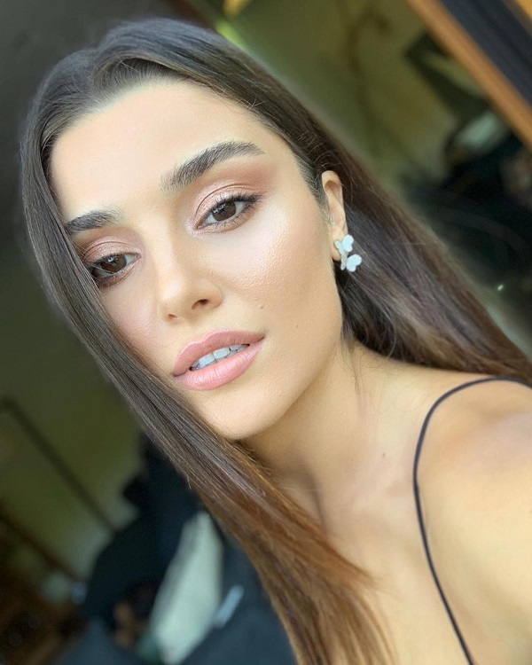 Hande Erçel Photos